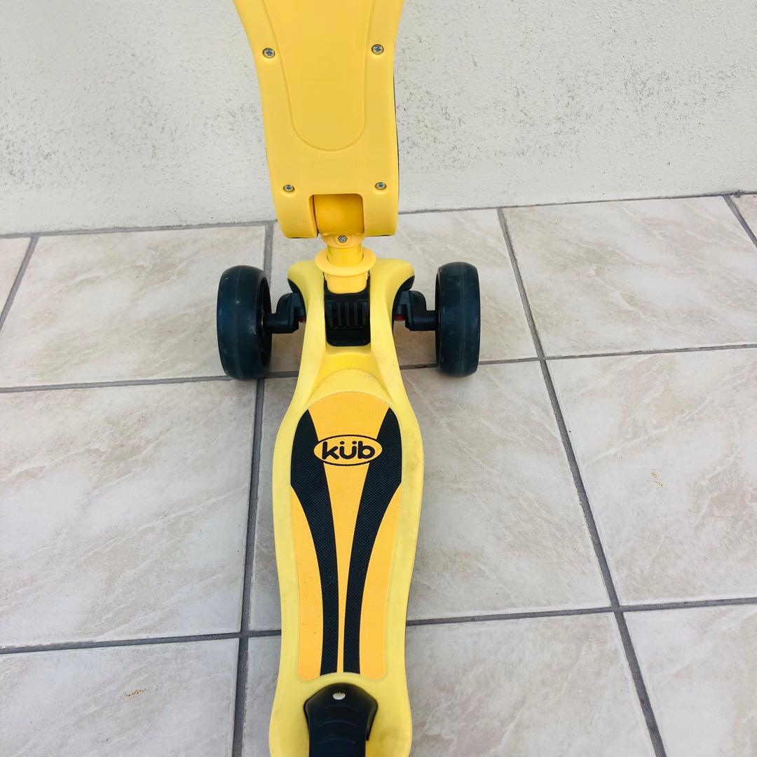 KÜB黄色い三輪スケーターホイール LEDライト　座ったり立ったりして乗れます