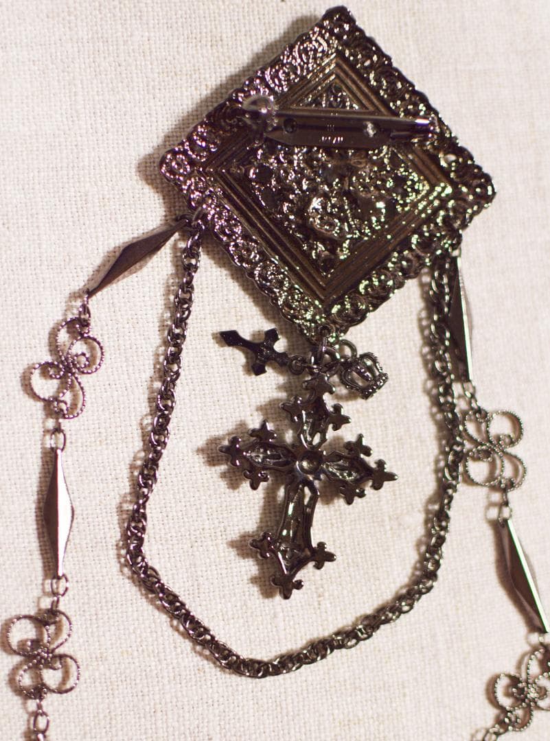 BPN　チェーン付きクロスモチーフブローチ