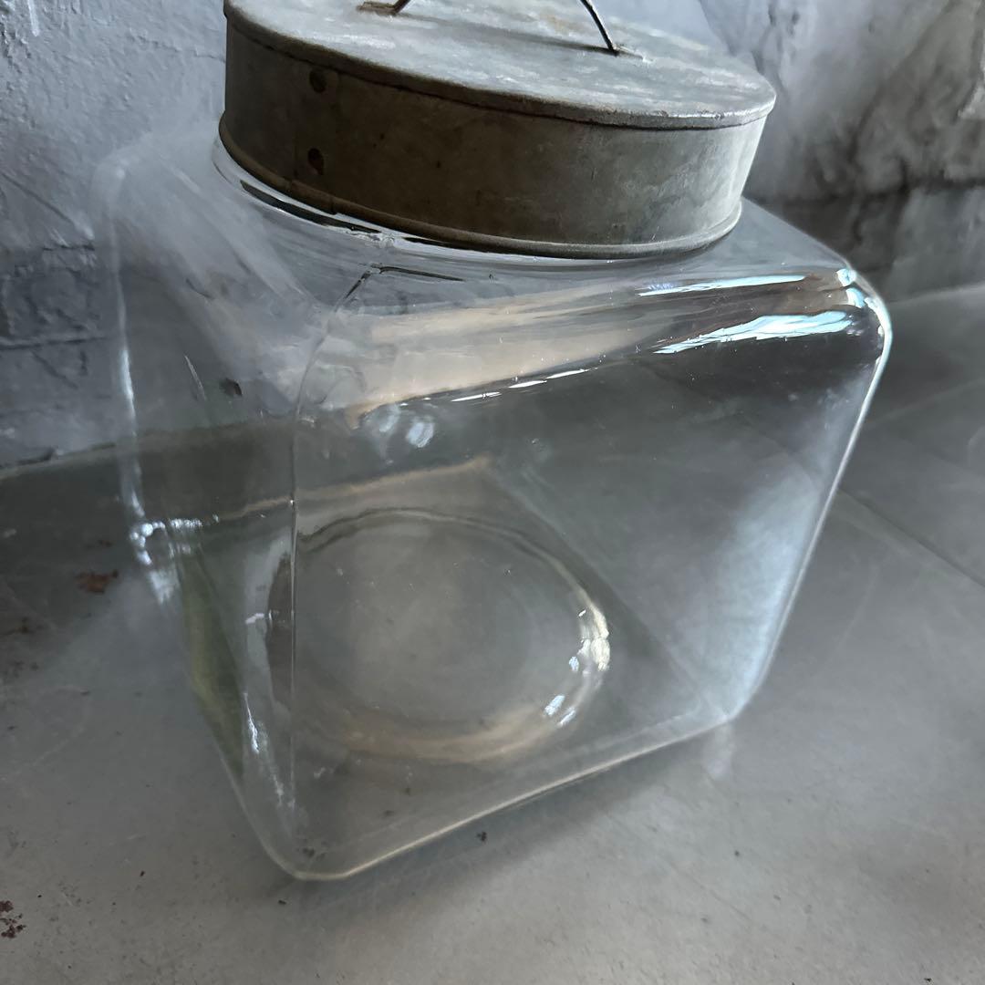 ヴィンテージ　ガラス製四角いジャー 金属蓋付き
