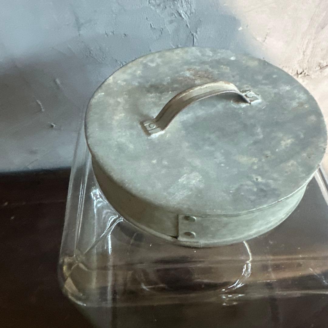 ヴィンテージ　ガラス製四角いジャー 金属蓋付き