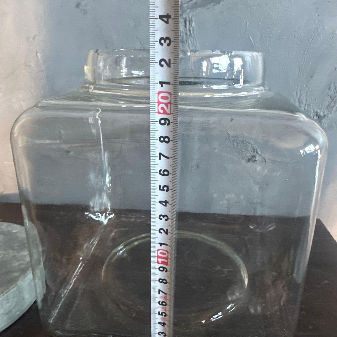 ヴィンテージ　ガラス製四角いジャー 金属蓋付き