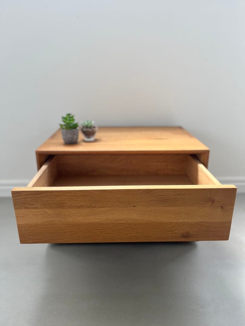 オーク無垢材の木製サイドテーブル