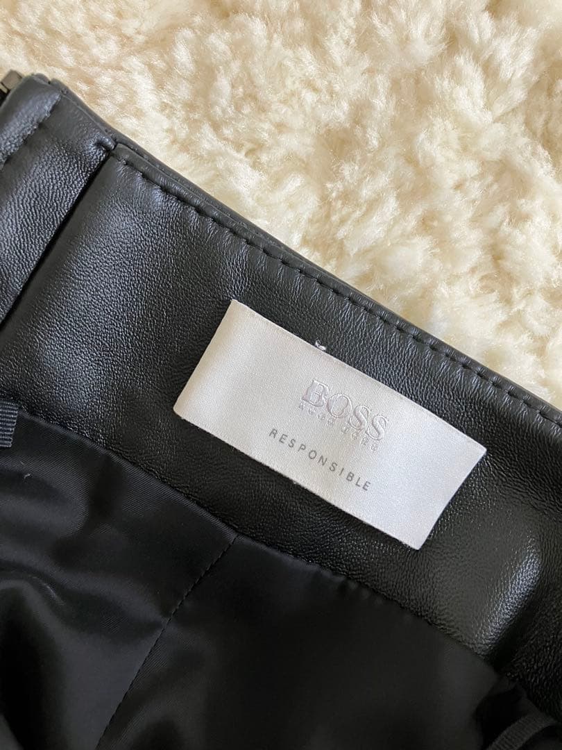 【年末年始★限定セール】定価10万円・高級Hugo Bossレザースカート