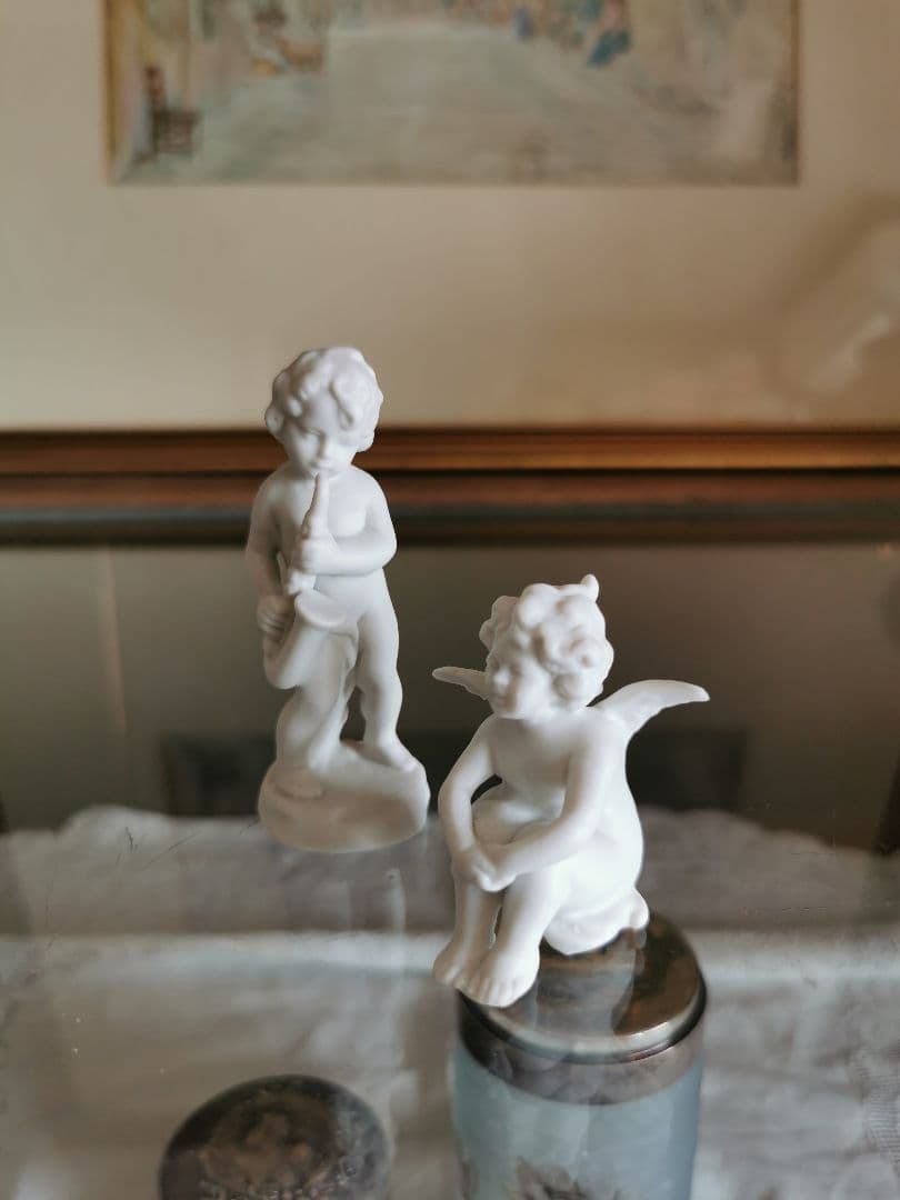 アンティークドイツフィギュリン 二体セット サクソフォンを吹く子供＆膝を抱く天使