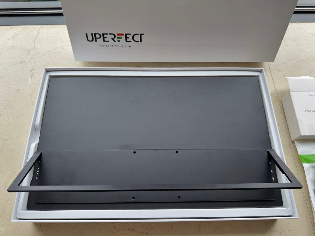 UPERFECT 18.5インチ モバイル ディスプレイ モニター本体