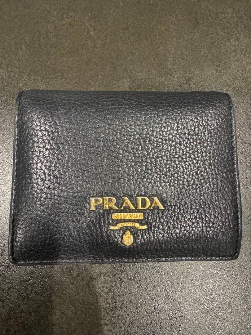 PRADA サフィアーノレザー二つ折り財布 ブラック レッド