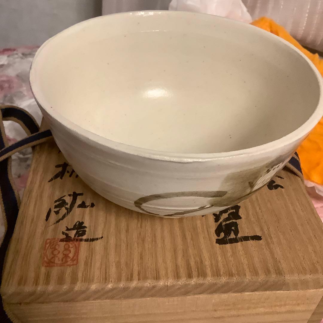 髙橋　絋【灰釉鉃絵　椿図茶盌】共箱付き