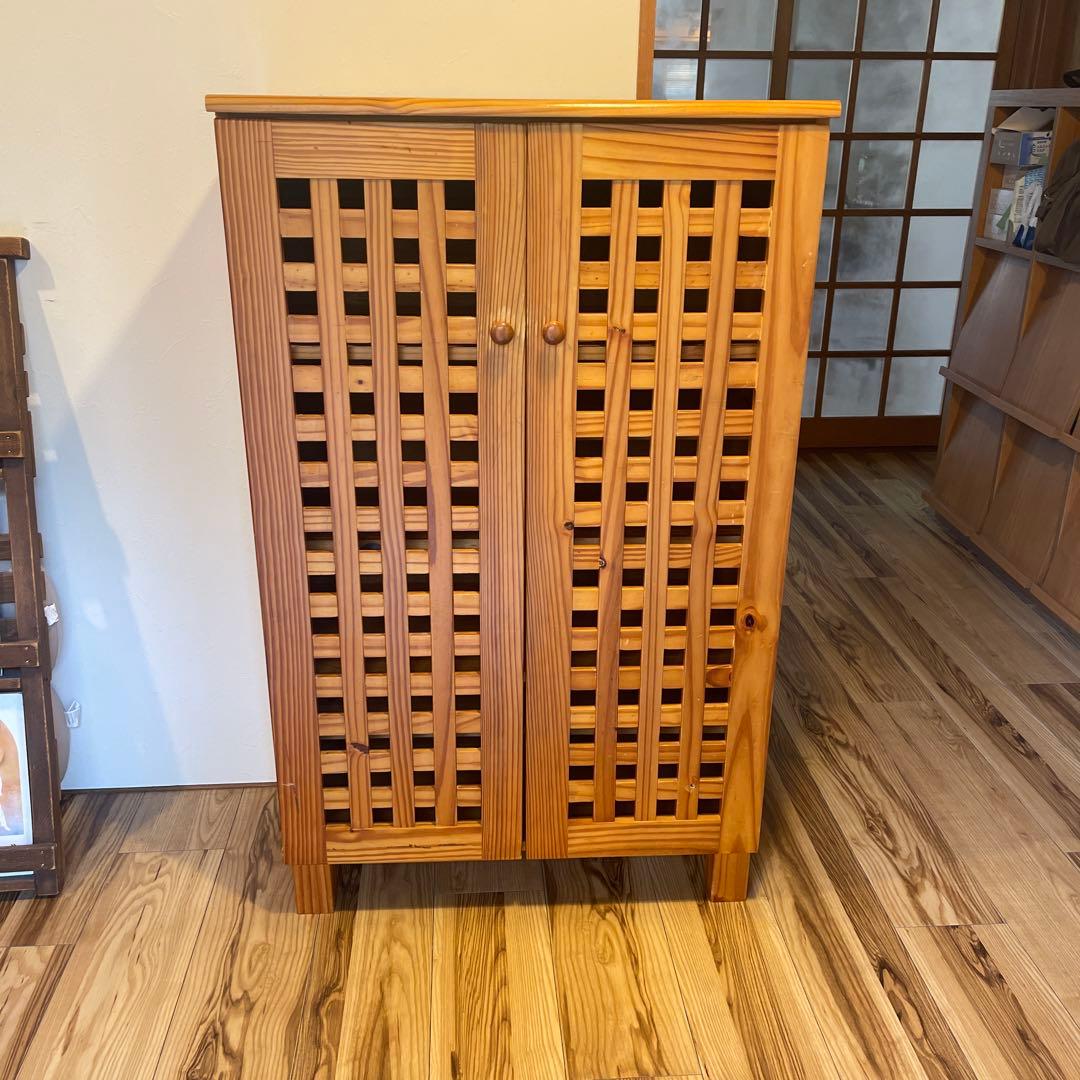 最終値下げ！木製靴箱 2扉 格子デザイン キャビネット