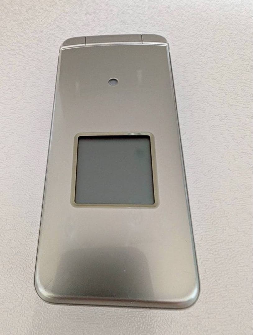 au KYOCERA KYF43 折りたたみ式携帯電話 かんたんケータイライト