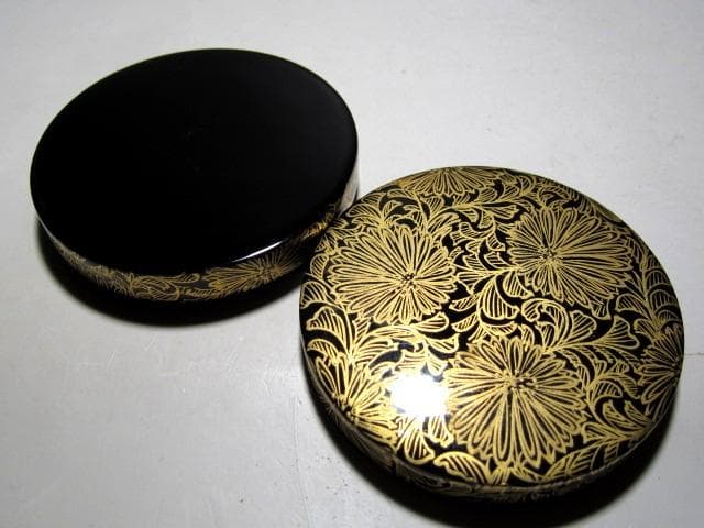 磯井如真 沈金菊香合 表千家十三代 即中斎花押　　　　　　　　v164