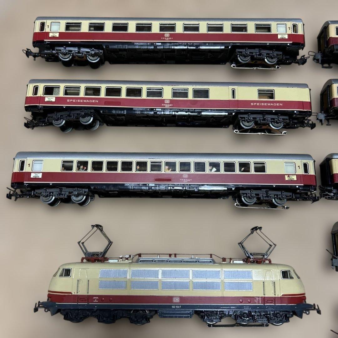 HOゲージ 鉄道模型 客車8両編成と機関車