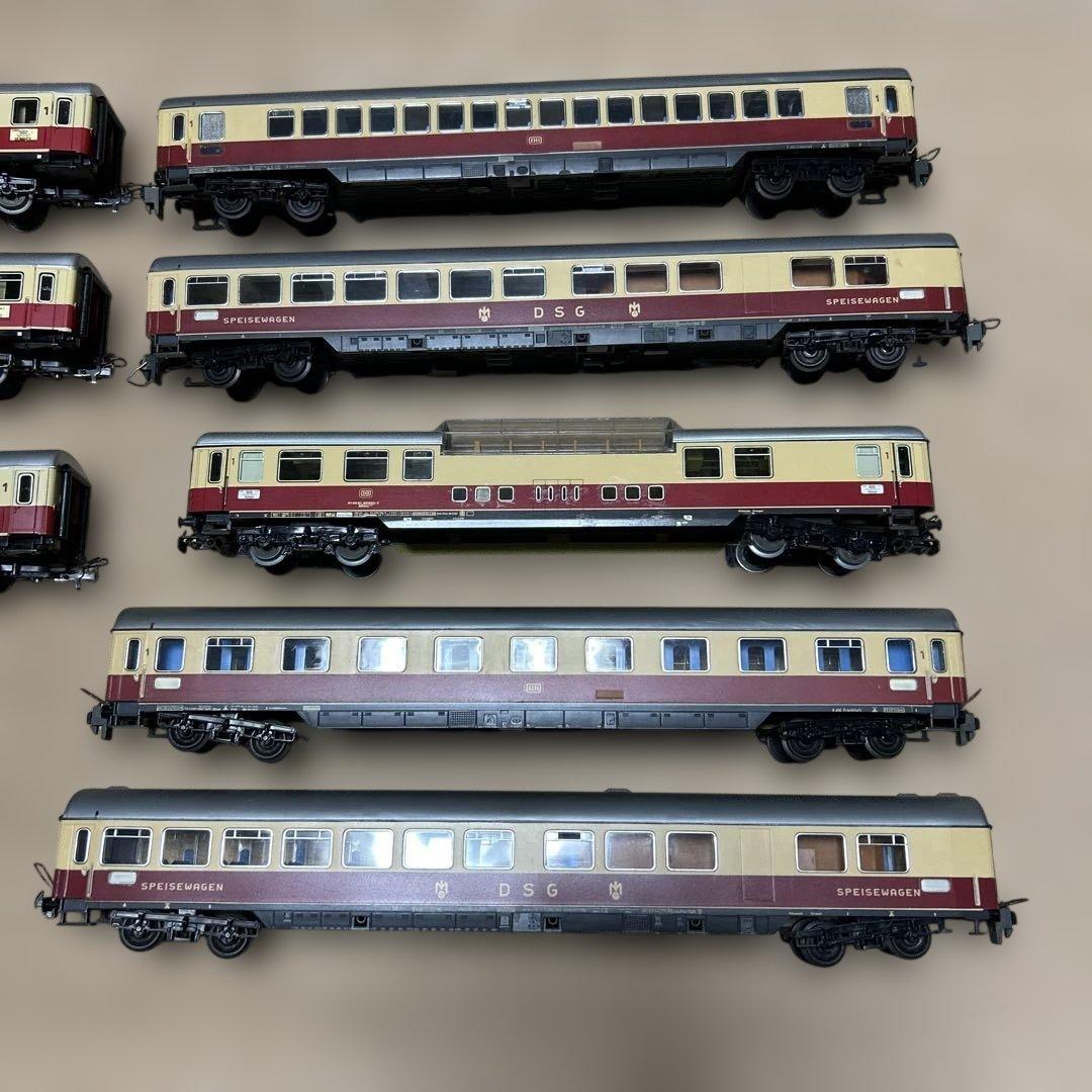 HOゲージ 鉄道模型 客車8両編成と機関車