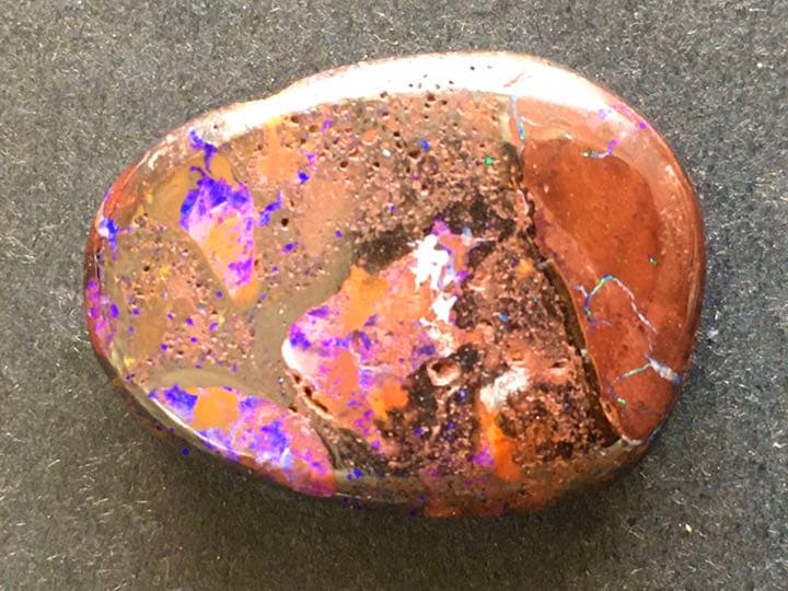 幻想的なボルダーオパールの原石