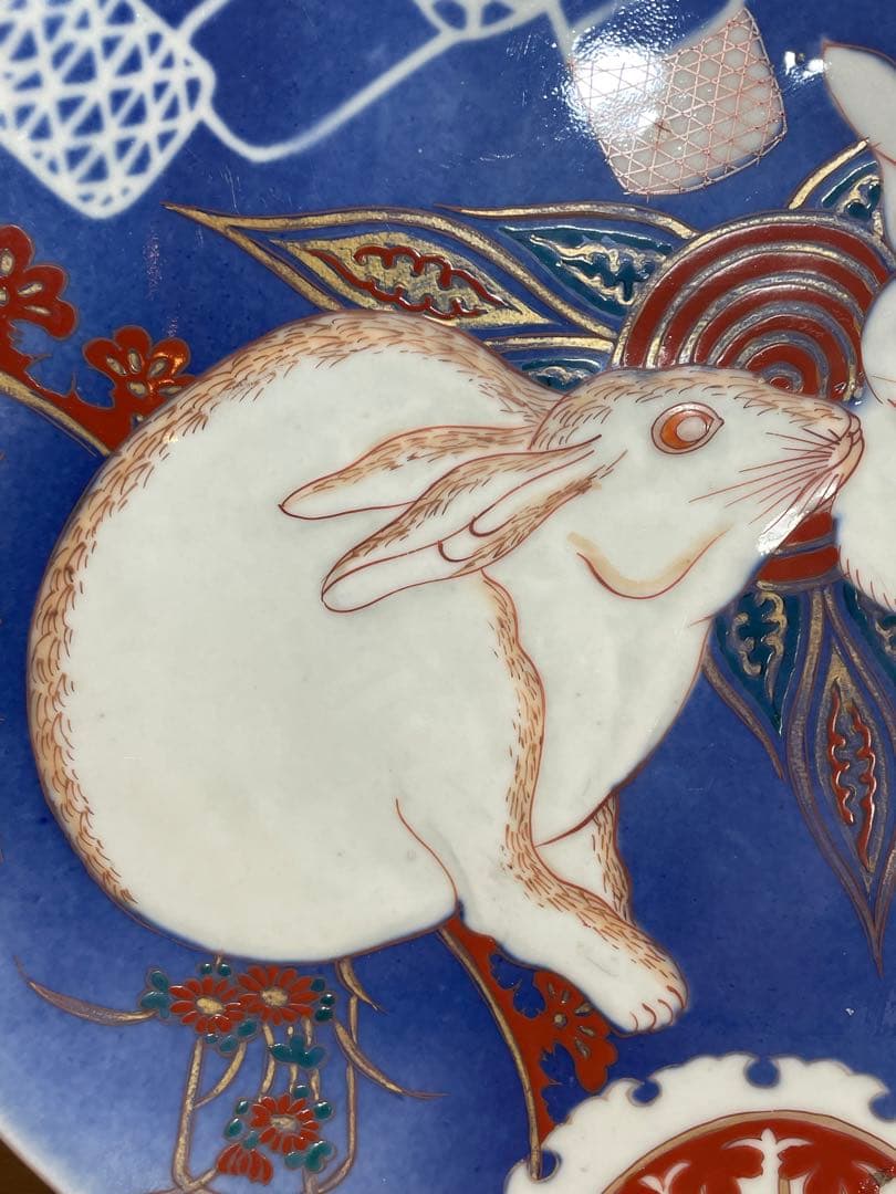 古伊万里　金彩　色絵皿　白抜き技法　兎　花籠　雪輪　大皿