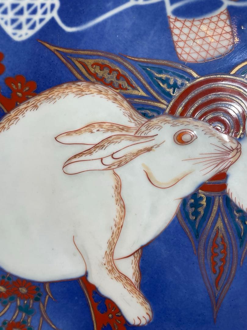 古伊万里　金彩　色絵皿　白抜き技法　兎　花籠　雪輪　大皿