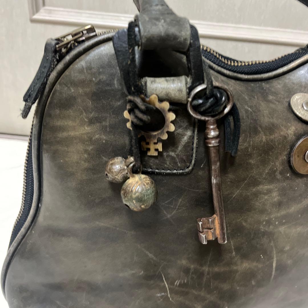 CHRISTIAN PEAU チャーム付きレザーバッグ