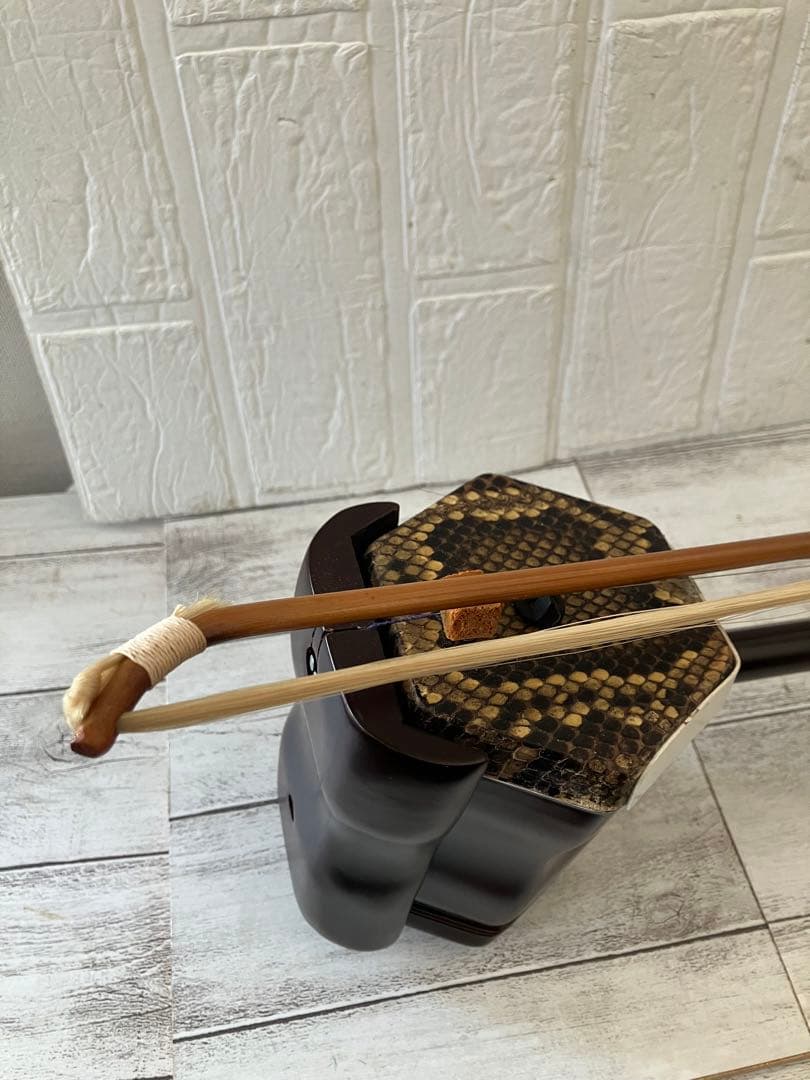 中国の伝統的な擦弦楽器、二胡（にこ）