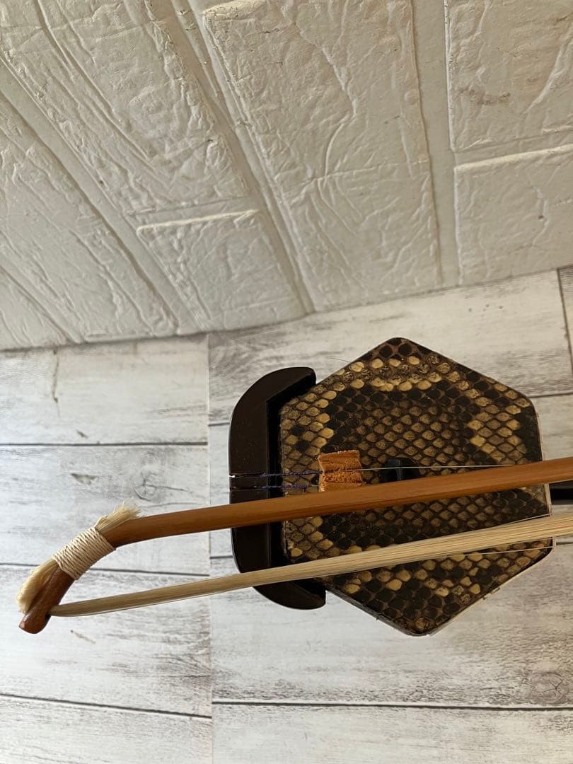 中国の伝統的な擦弦楽器、二胡（にこ）