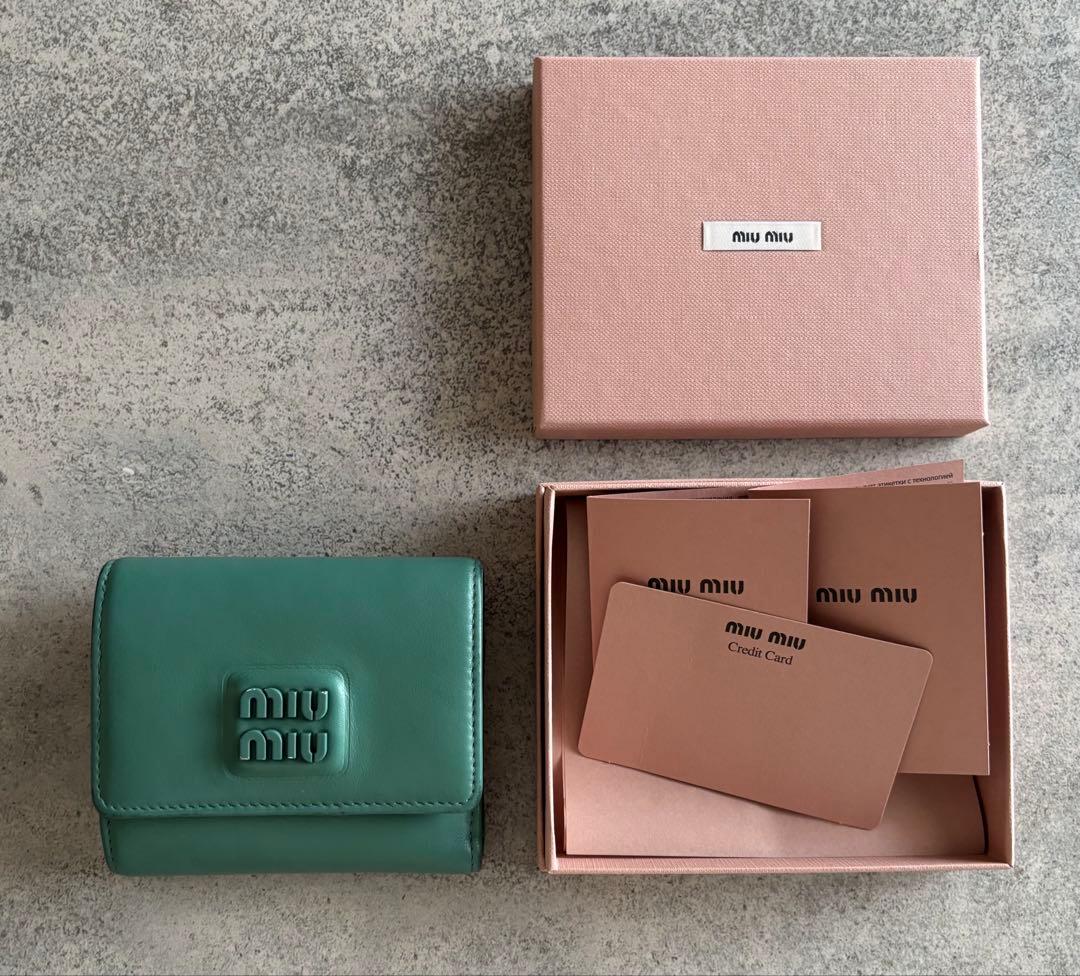 miu miu グリーン三つ折り財布