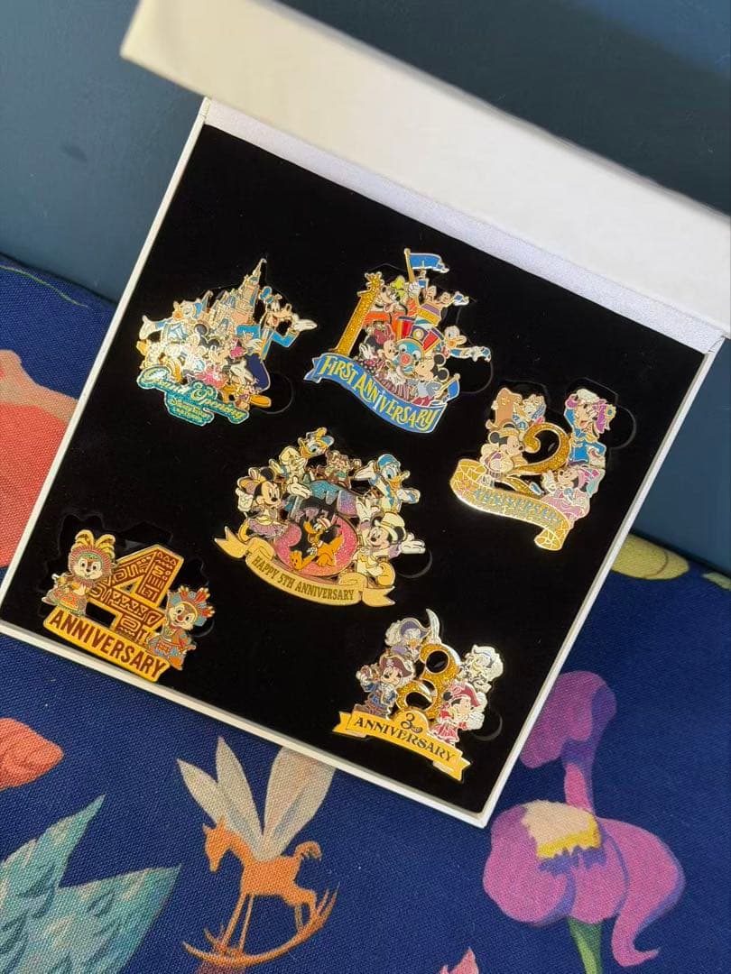 上海ディズニーランド正規品5周年ミッキーフレンズピンバッジ限数300