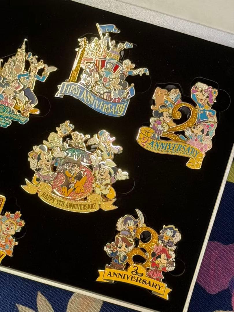 上海ディズニーランド正規品5周年ミッキーフレンズピンバッジ限数300