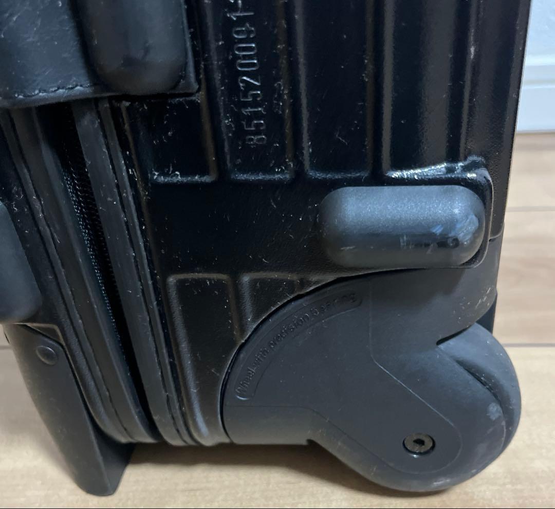 リモワ（TSAロック付） 2輪スーツケースサルサ 851.52ブラック 35L