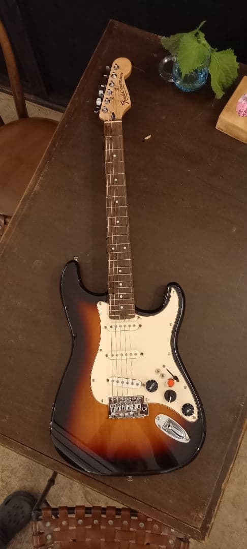 エレキギター サンバースト 3ピックアップ　レインボートーン