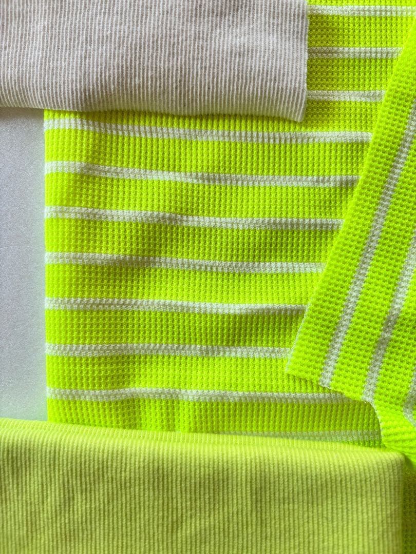 ネオンイエロー