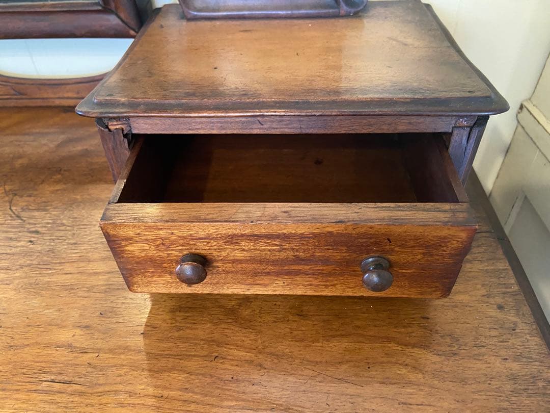 ヨーロッパアンティークドレッサー　ヴィンテージ