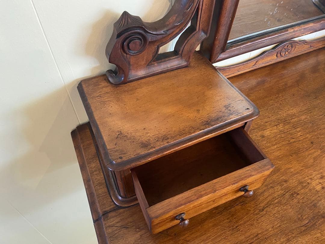 ヨーロッパアンティークドレッサー　ヴィンテージ