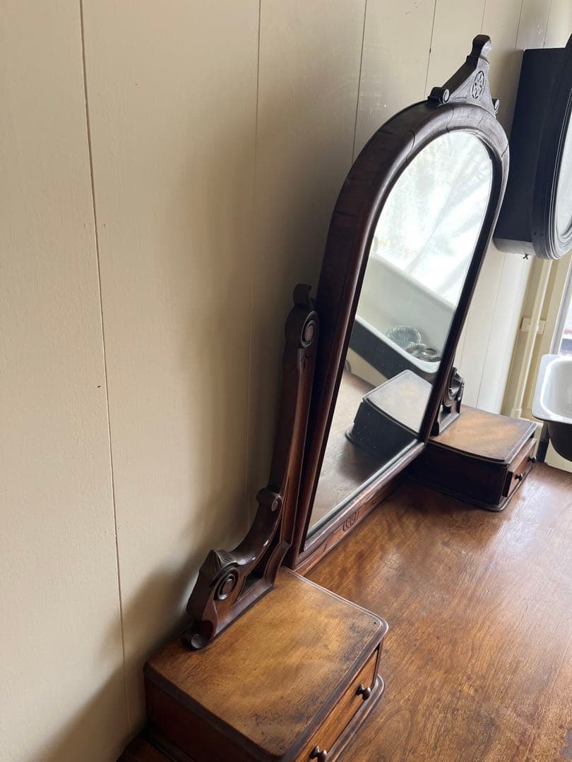 ヨーロッパアンティークドレッサー　ヴィンテージ