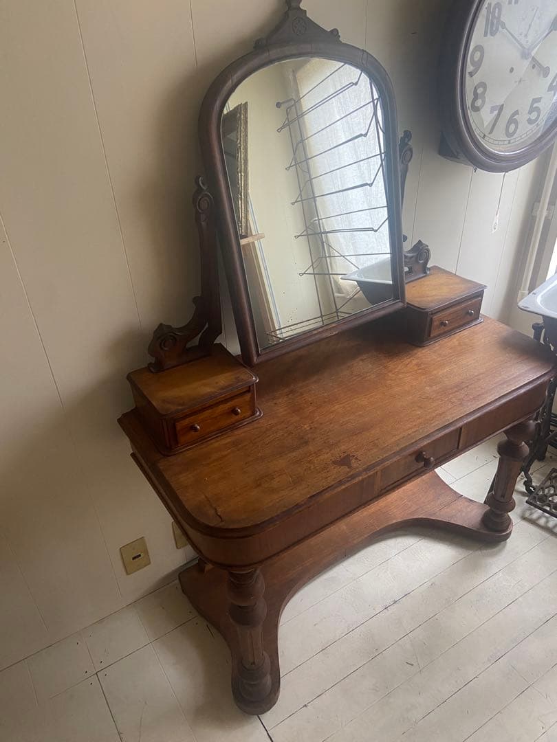 ヨーロッパアンティークドレッサー　ヴィンテージ