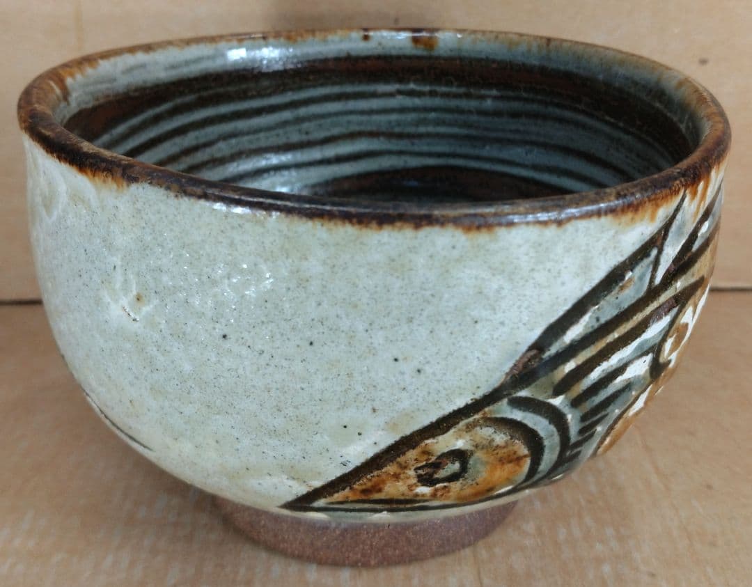 りー【本物保証】金城次郎 魚紋内ハケ目茶碗 共箱 栞 美品最上位秀作壷屋焼