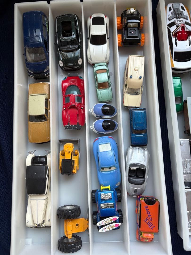 トミカ　その他ミニカーまとめて67台ケース付き　中古品