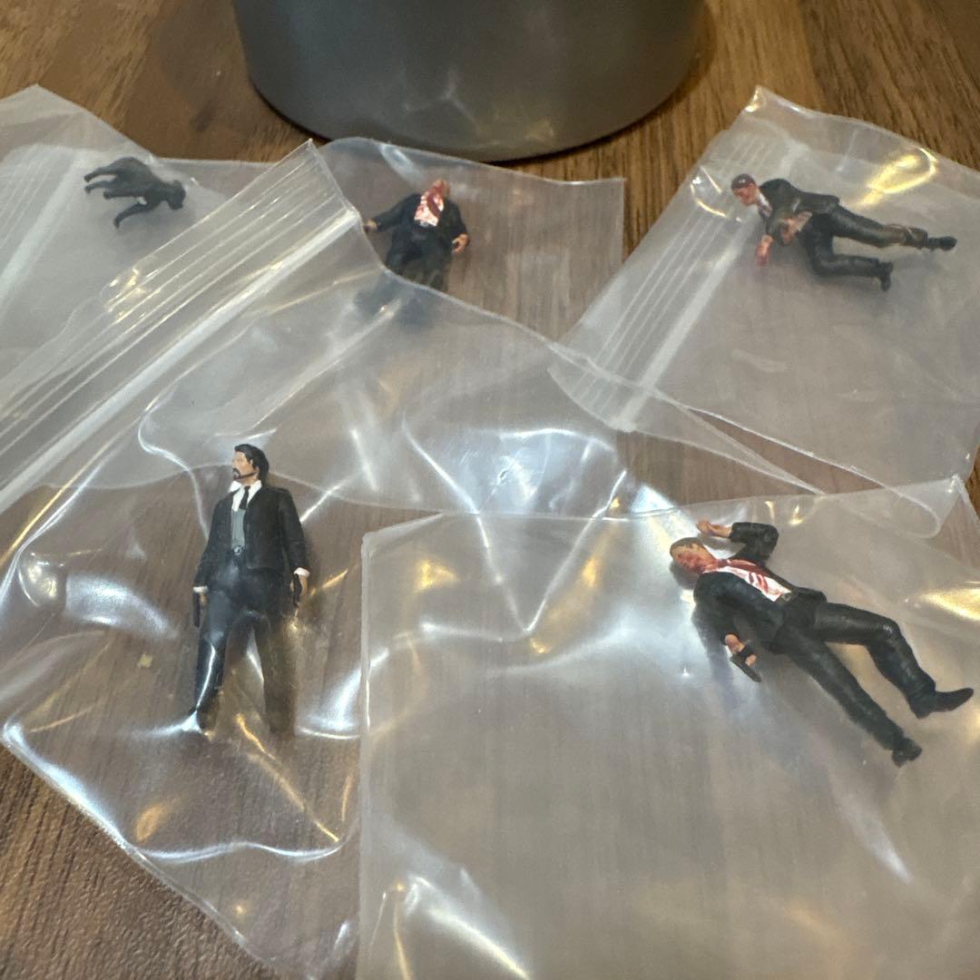 【未開封】フィギュア　1/64 4人+犬 ドラム缶4個