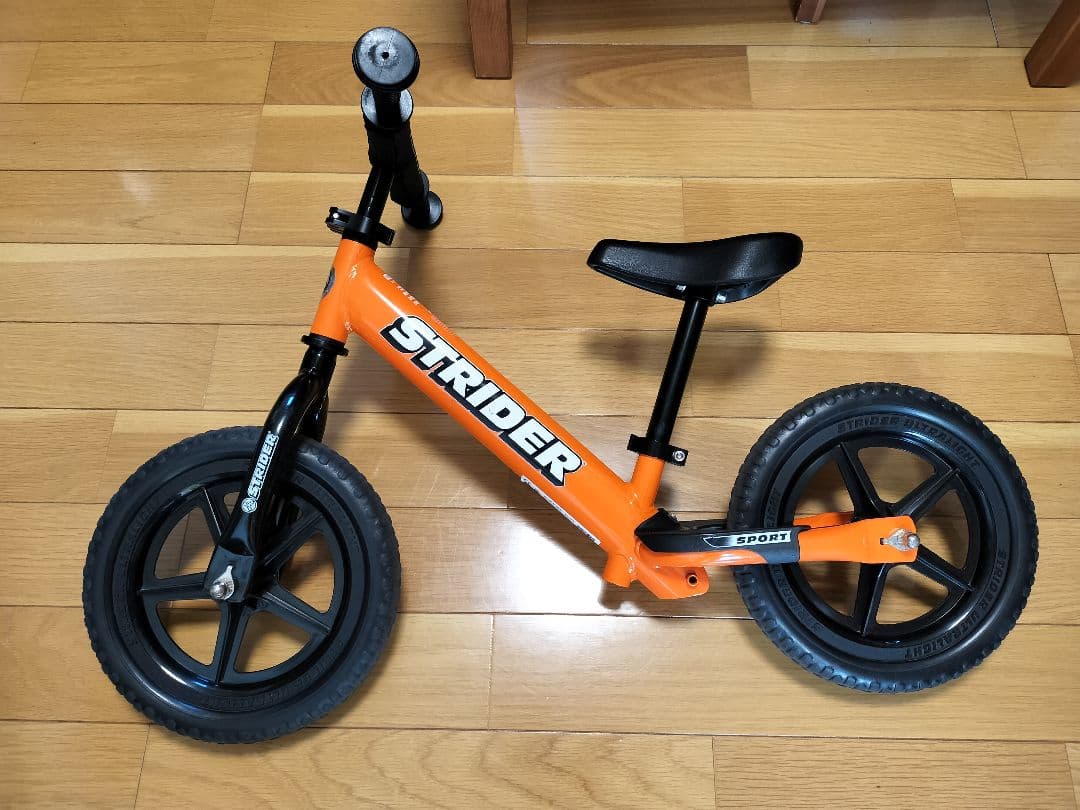 ストライダーSTRIDER スポーツ (オレンジ)とオレンジのヘルメット