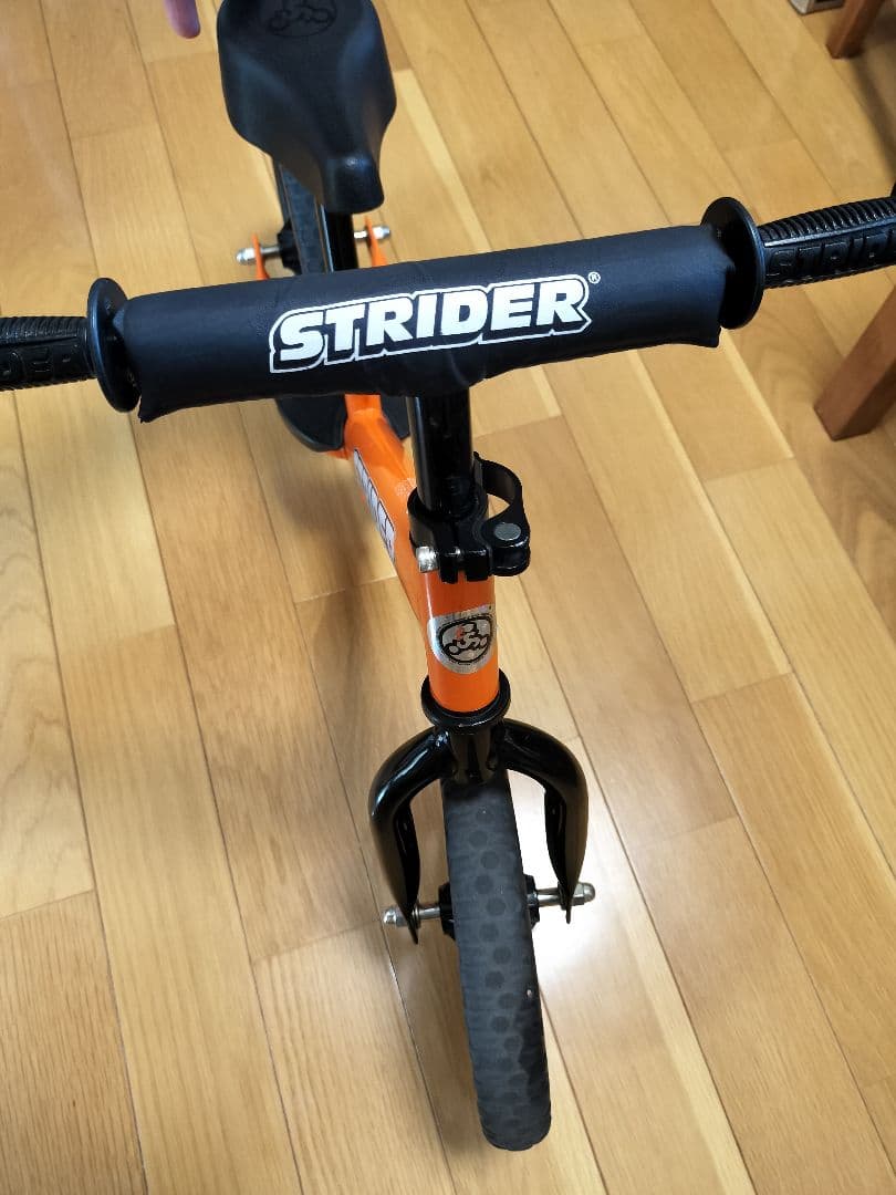 ストライダーSTRIDER スポーツ (オレンジ)とオレンジのヘルメット