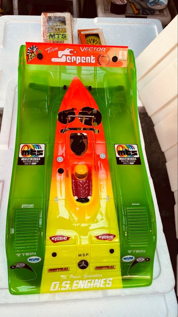 セントラルSerpent Vector 1/8レーシングカー
