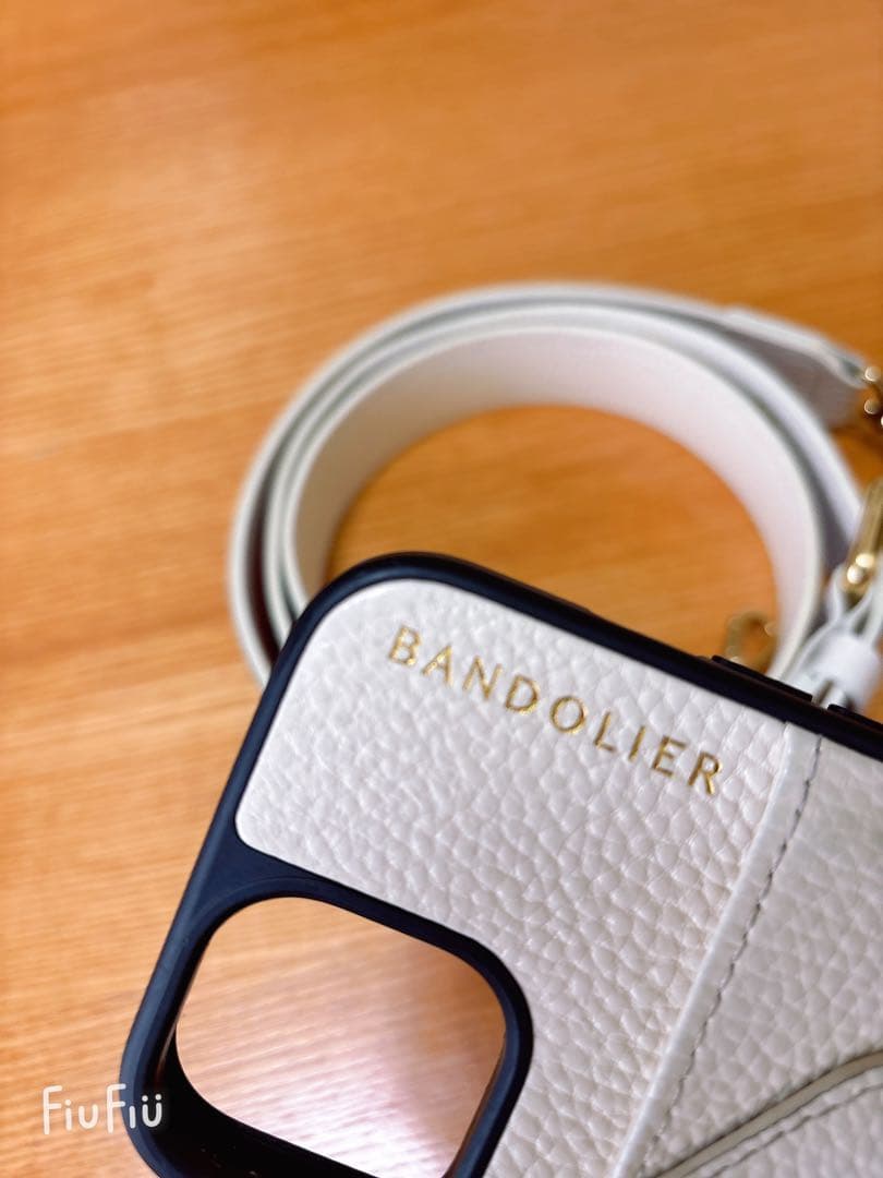 バンドリヤー iPhone15 ホワイト 定価16500円