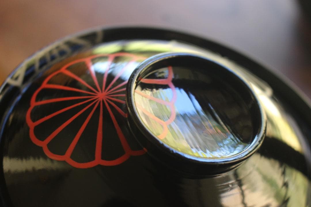 デッドストック！極上刷毛目黒漆に風情ある菊蒔絵の映える煮物椀2点（検京塗雑煮椀