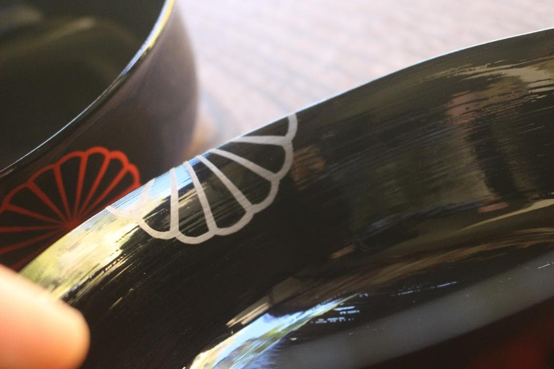 デッドストック！極上刷毛目黒漆に風情ある菊蒔絵の映える煮物椀2点（検京塗雑煮椀