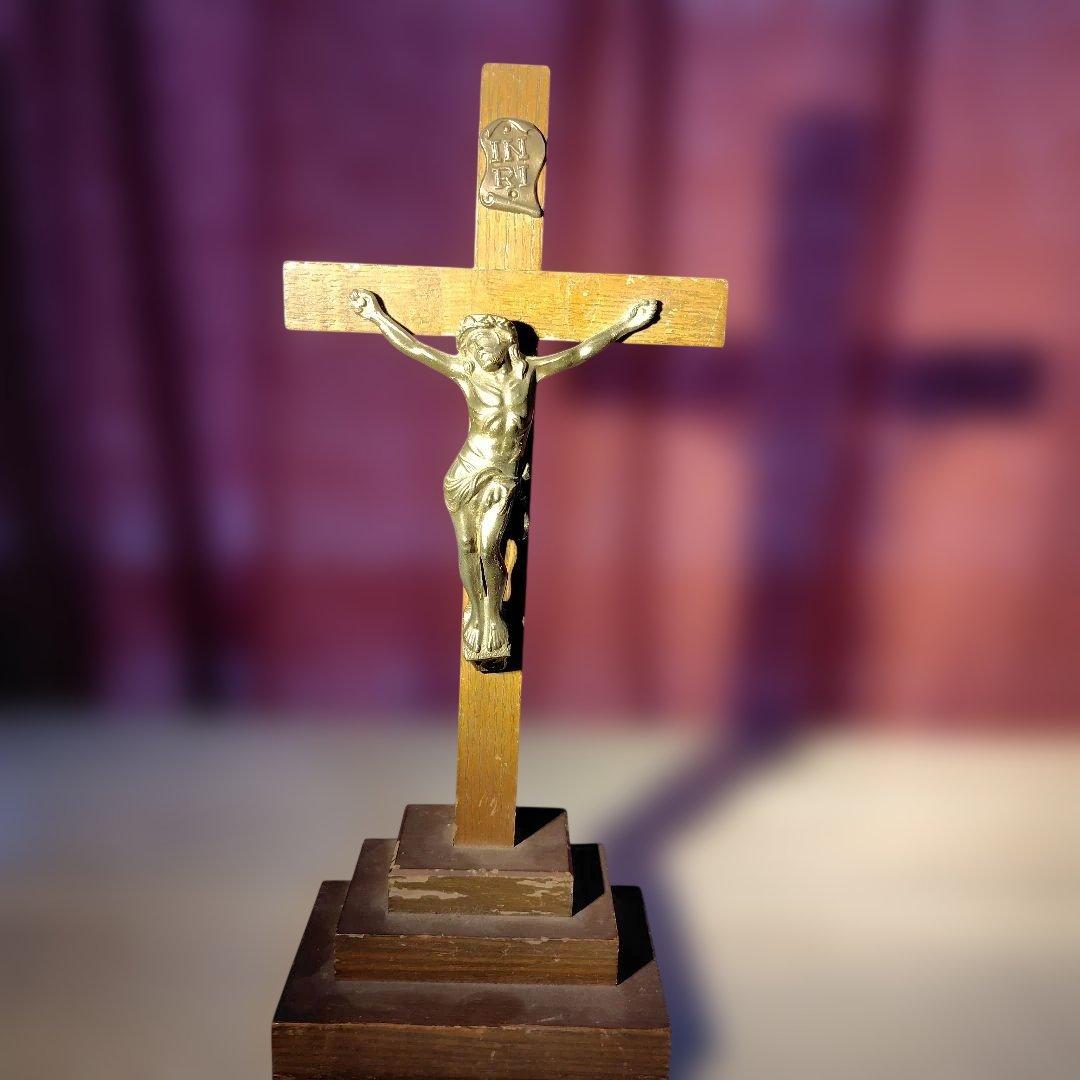 木製台座のキリスト像付き十字架　カトリック教会
