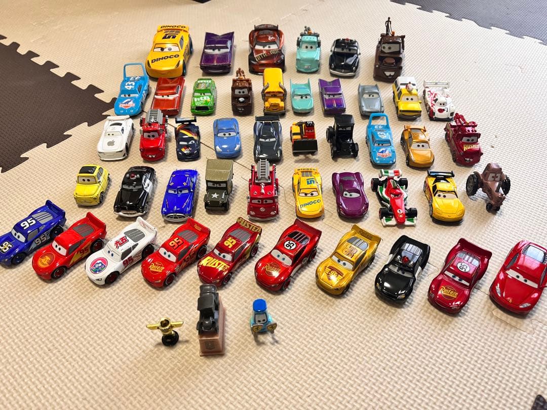 カーズ ミニカーまとめ売り48台＋ピストンカップ付き