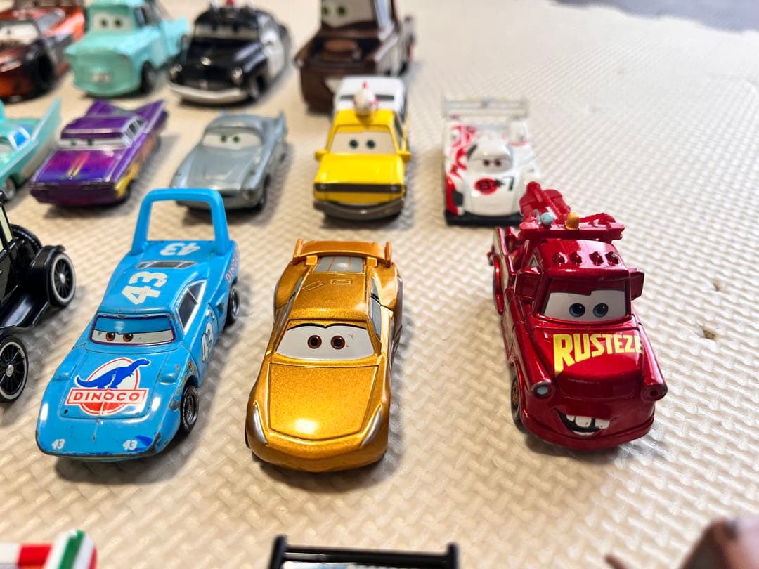 カーズ ミニカーまとめ売り48台＋ピストンカップ付き