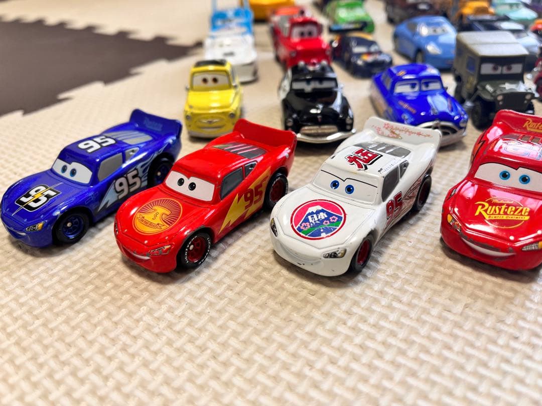カーズ ミニカーまとめ売り48台＋ピストンカップ付き
