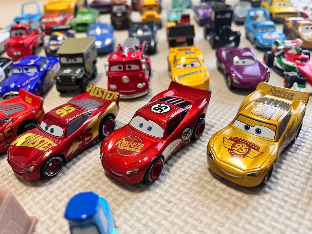 カーズ ミニカーまとめ売り48台＋ピストンカップ付き