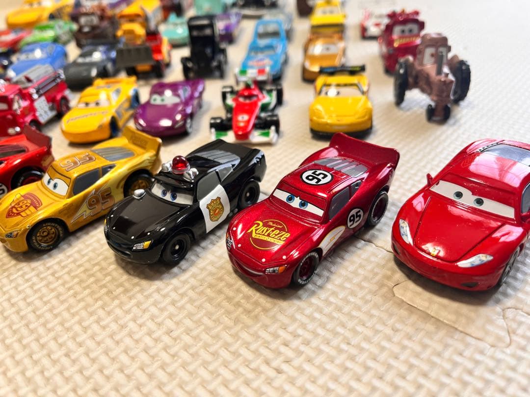 カーズ ミニカーまとめ売り48台＋ピストンカップ付き