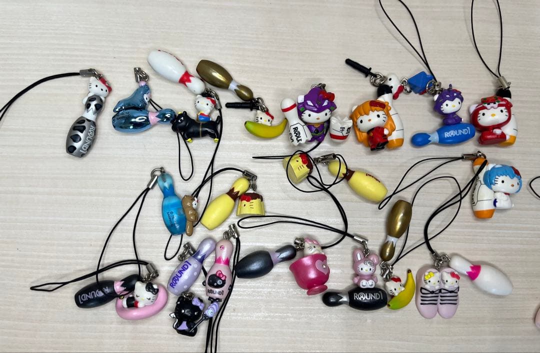 ラウンドワン限定 ハローキティ ストラップ　ディズニー　ワンピース