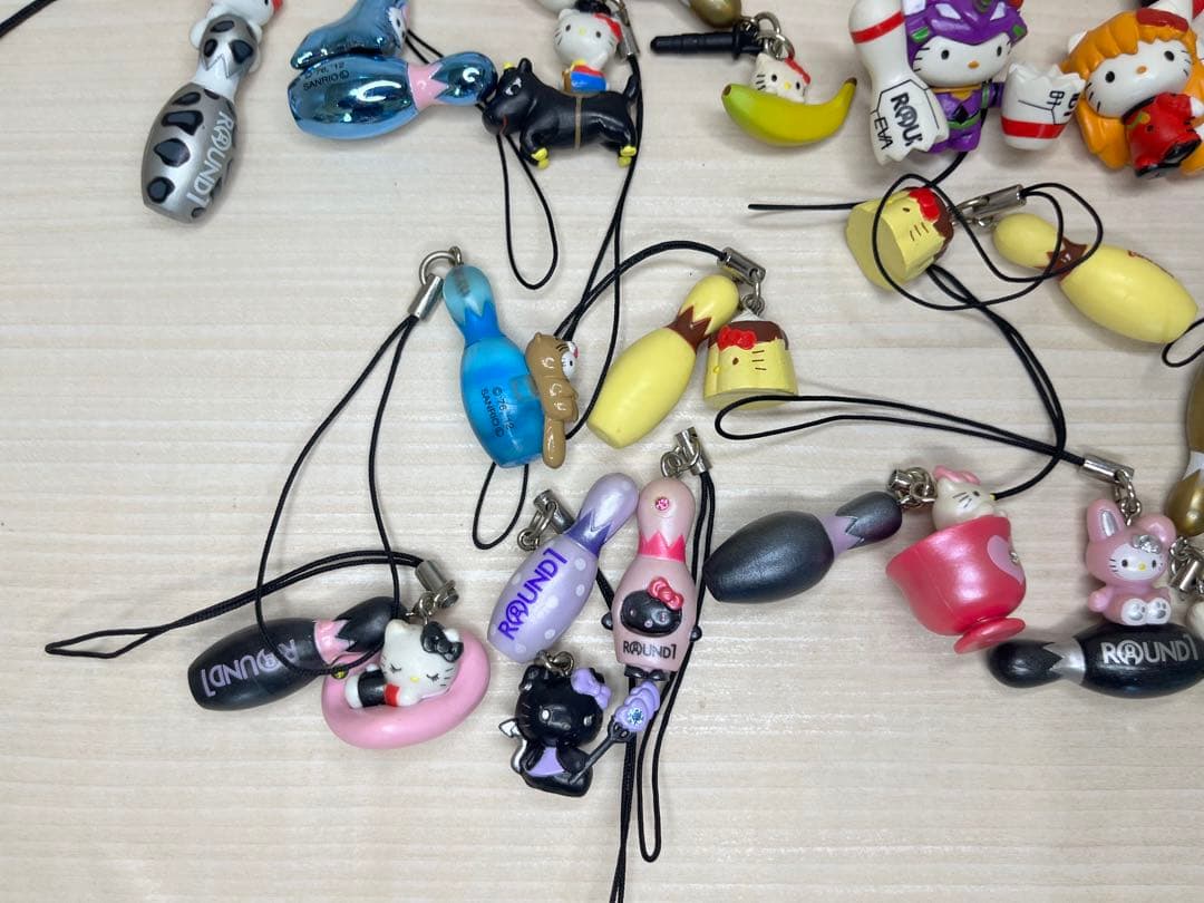 ラウンドワン限定 ハローキティ ストラップ　ディズニー　ワンピース