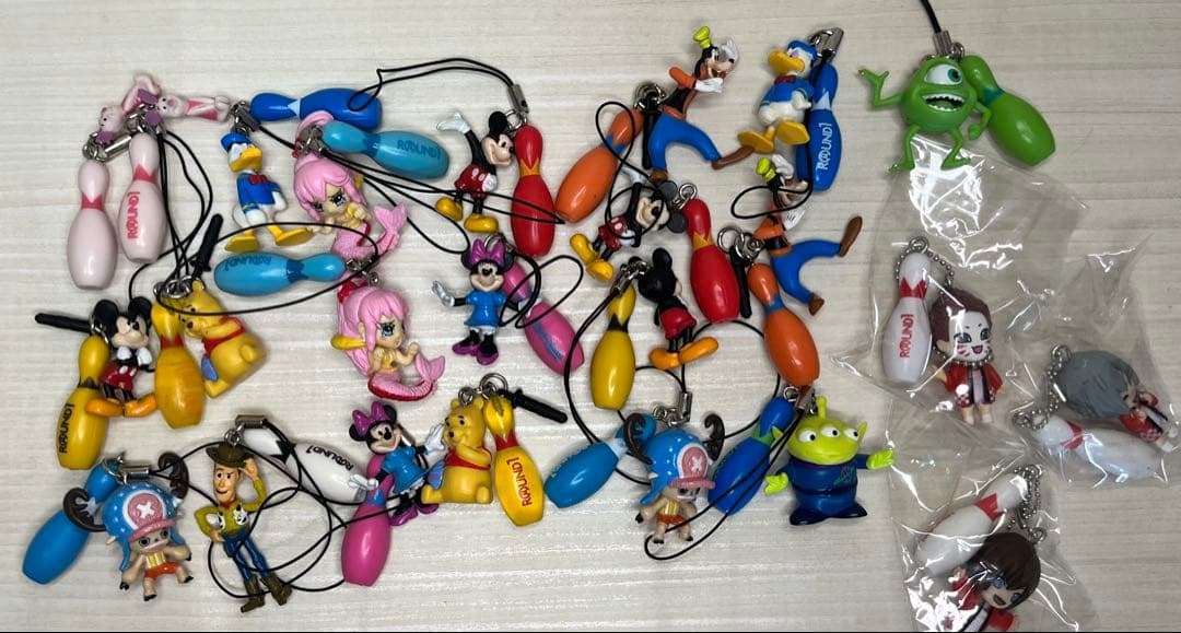 ラウンドワン限定 ハローキティ ストラップ　ディズニー　ワンピース